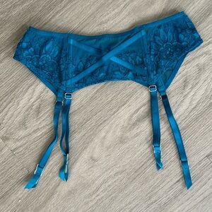 NWT Victoria’s Secret Sapphire Lace Garter, XS/S